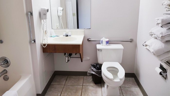 Budget Host Cloverland Motel — Bathroom