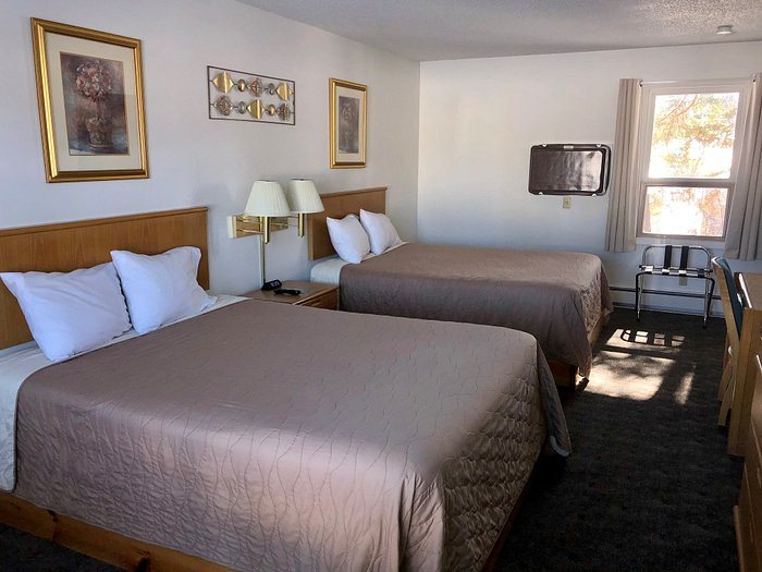 Budget Host Cloverland Motel — Guest room