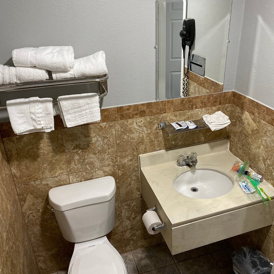 Budget Host Hempstead Inn — Bathroom