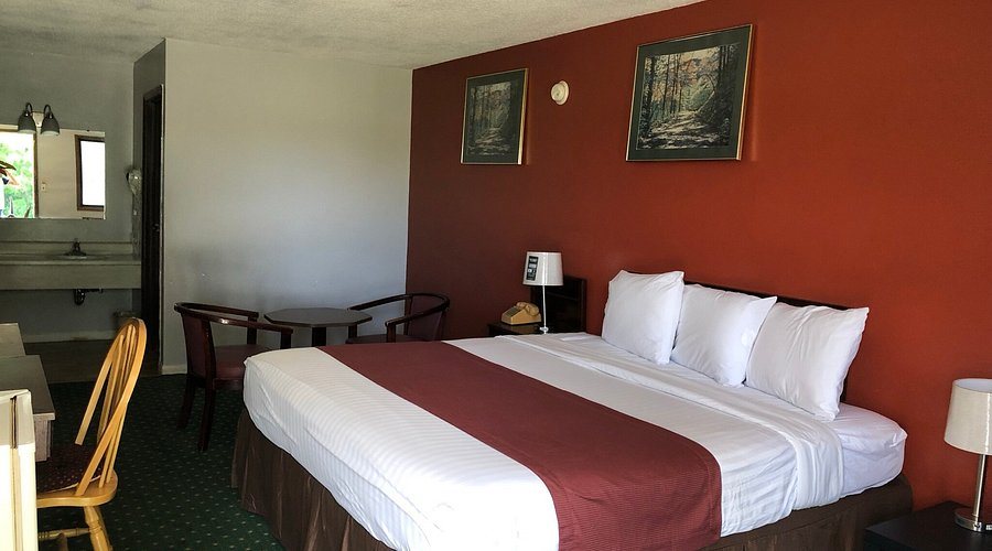 Budget Host Inn Charleston — Guest room