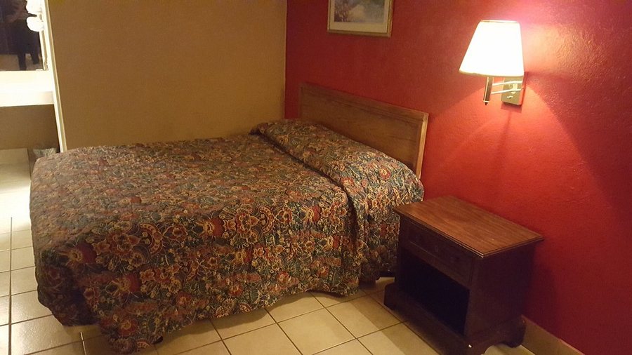 Budget Inn Capitol — Guest room