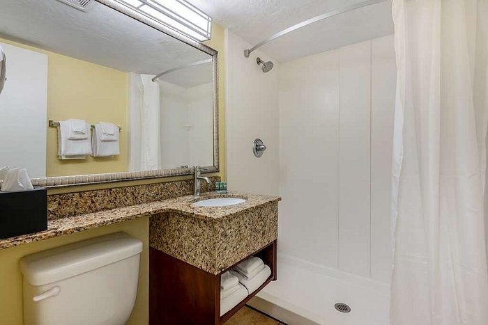 Budget Inn — Bathroom