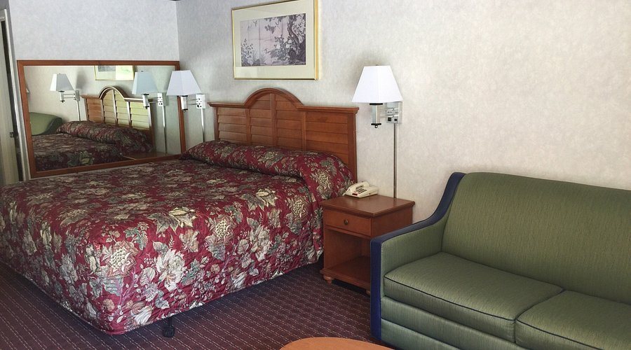 Budget Inn — Guest room