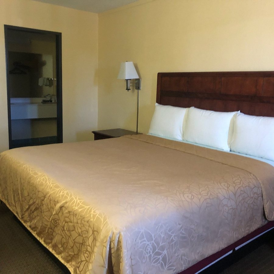 Budget Inn — Guest room