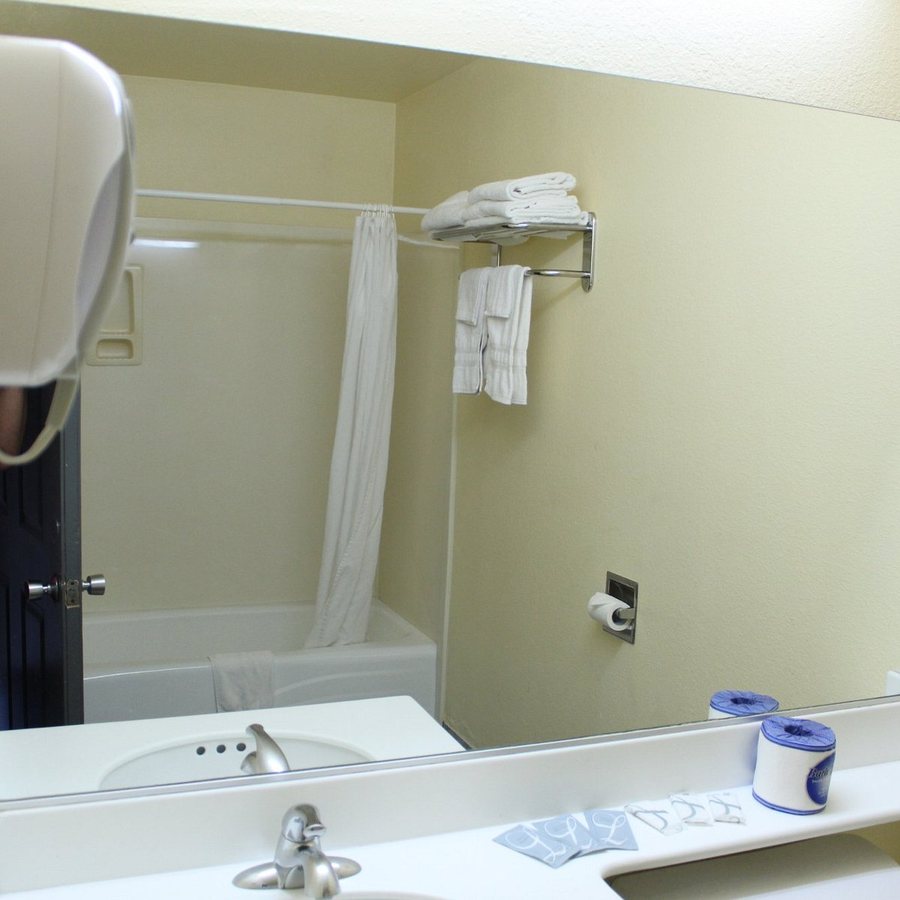Budget Inn Hollywood Los Angeles California — Bathroom