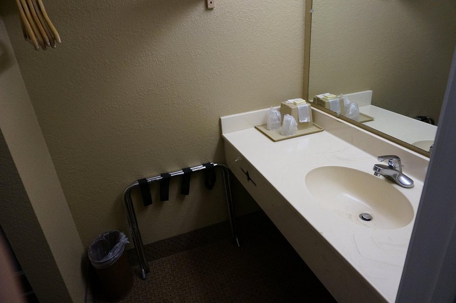 Budget Inn Motel — Bathroom