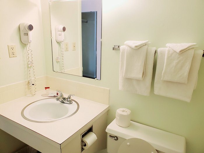 Budget Inn — Bathroom