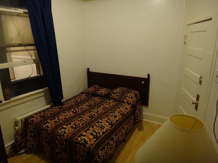 Budget Inn — Guest room