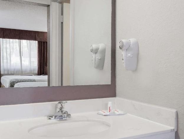 Budget Inn St Augustine — Bathroom