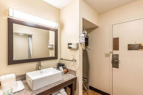 Budget Inn Suites Colby — Bathroom