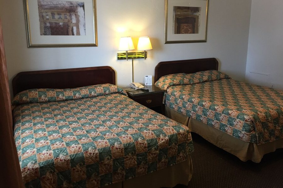 Budget Inn Suites Colby — Guest room