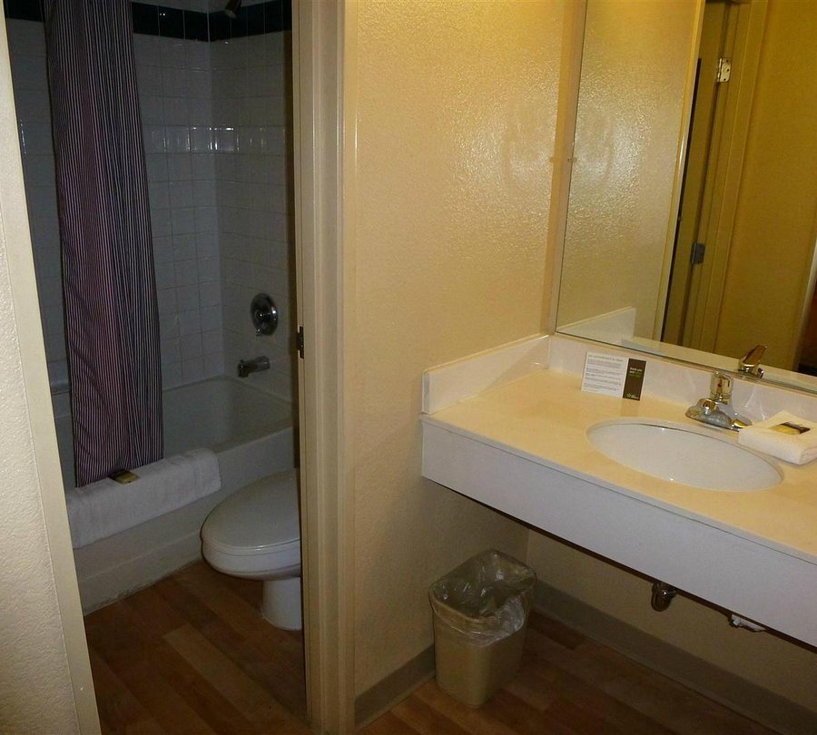 Budget Suites of America North Rancho Drive Las Vegas Nevada — Bathroom