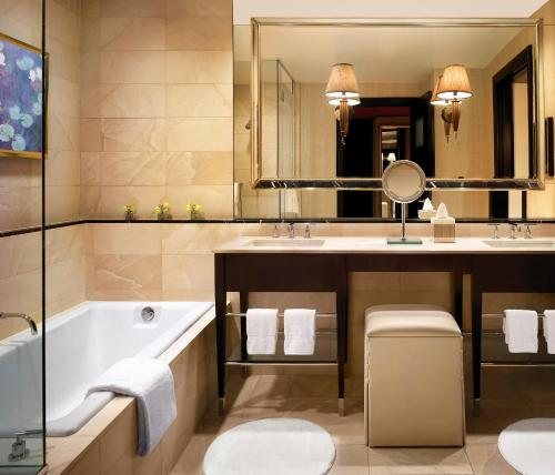 Budget Suites of America Wynn Las Vegas Nevada — Bathroom