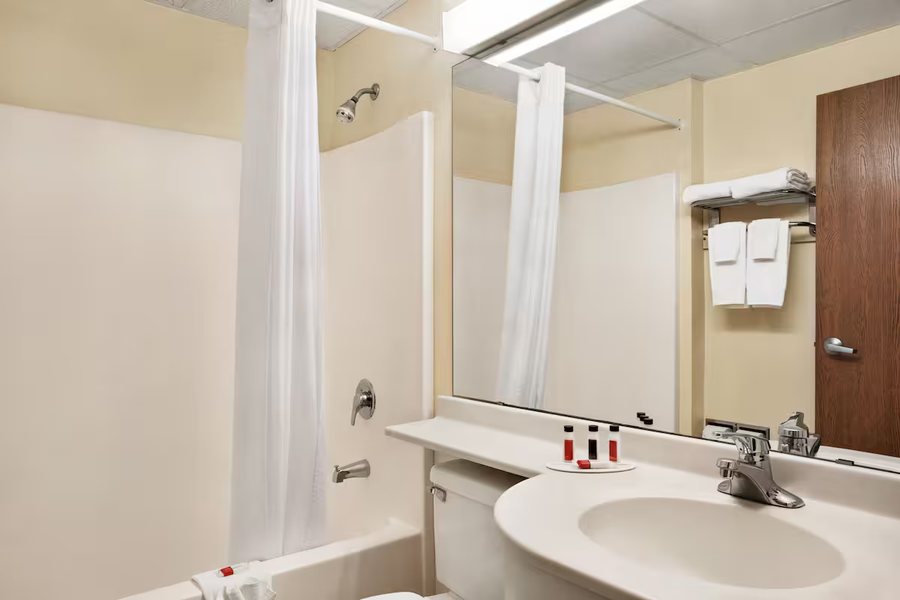 Budgetel Fort Scott Fort Scott Kansas — Bathroom