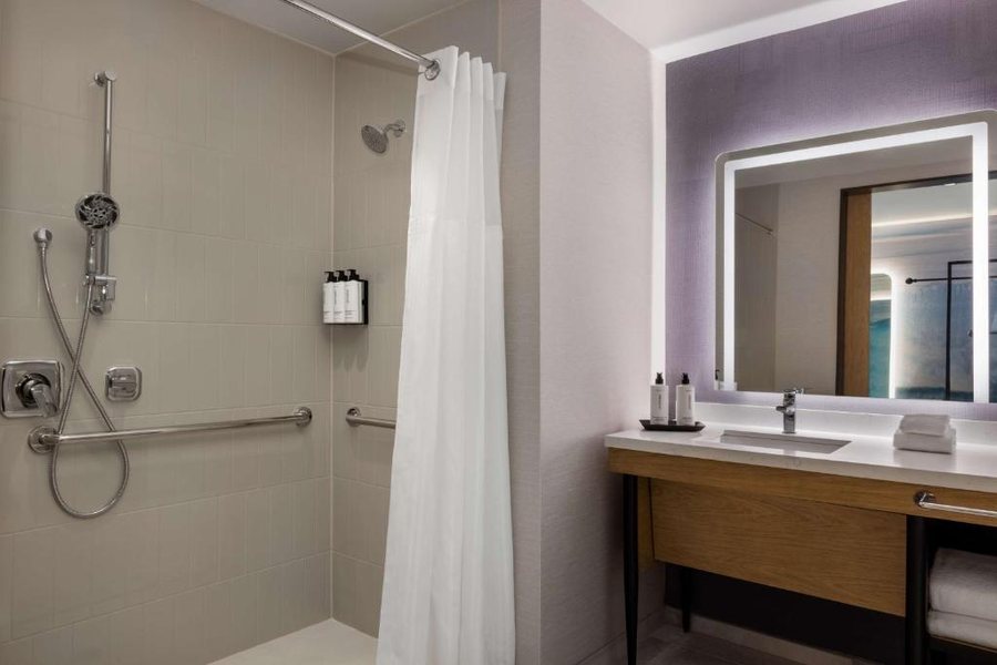 Budgetel Louisville — Bathroom