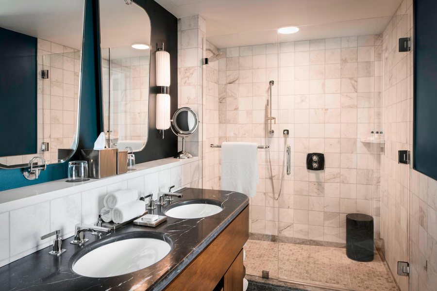 Budgetel Savannah — Bathroom