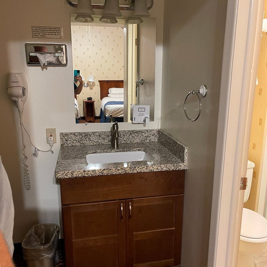 Buffalo Bill Village Cabins — Bathroom
