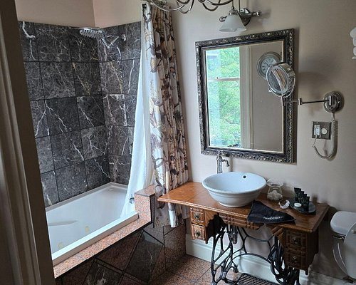 Buffalo Harmony House Bed Breakfast — Bathroom