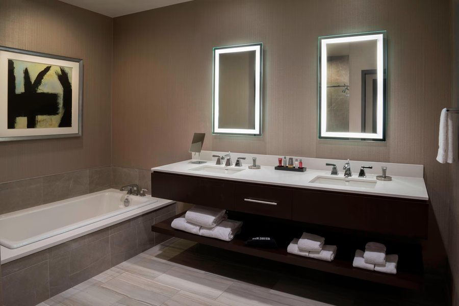 Buffalo Marriott At LECOM HARBORCENTER — Bathroom