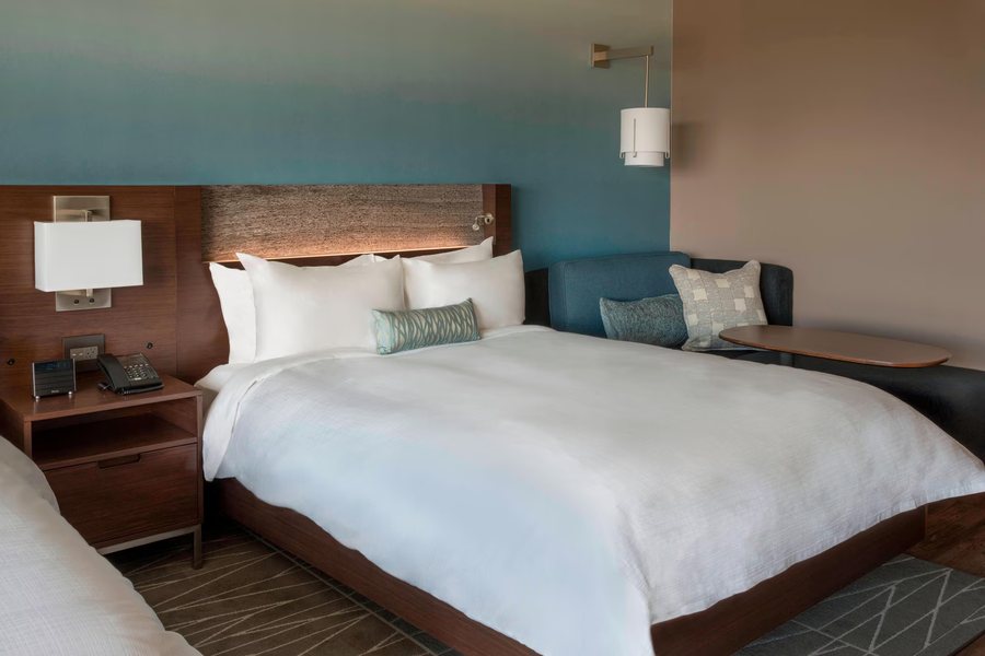 Buffalo Marriott At LECOM HARBORCENTER — Guest room