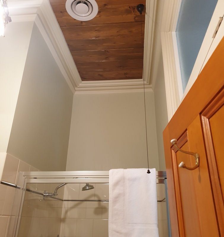 Bull Mouth Hotel — Bathroom