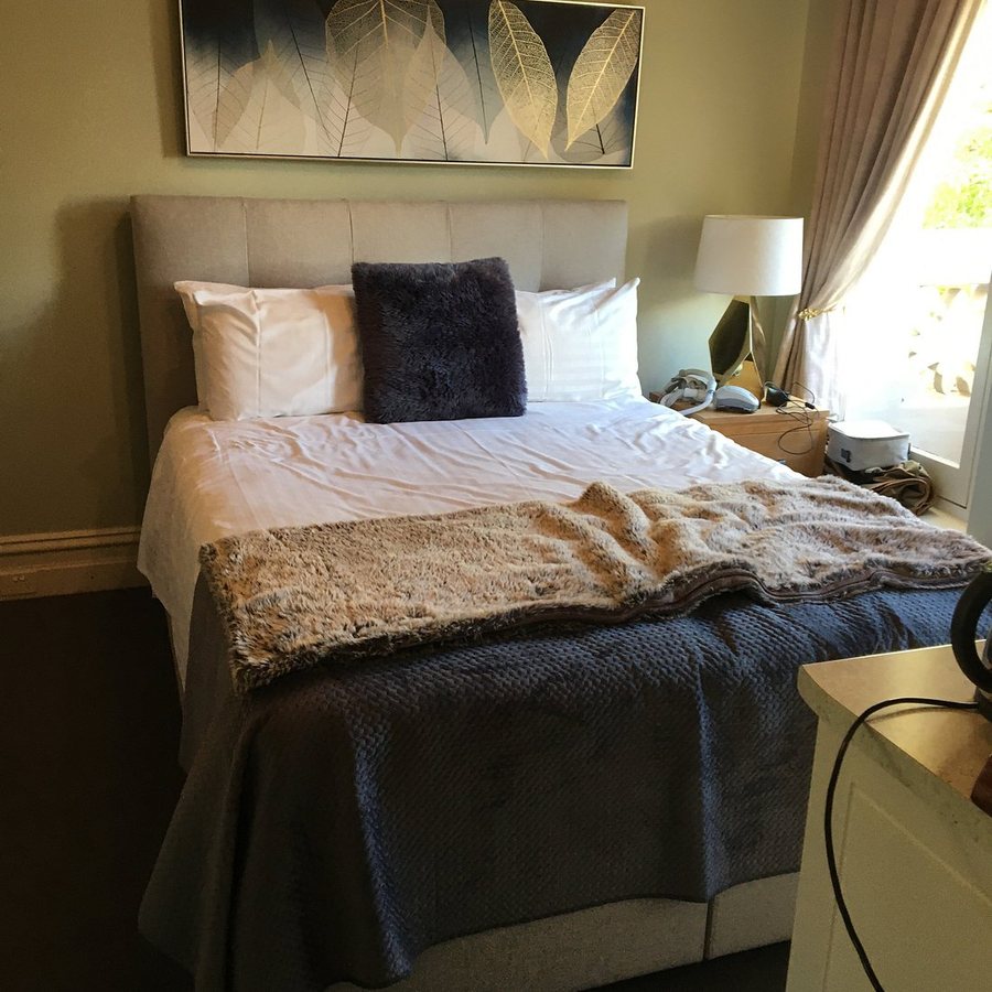 Bull Mouth Hotel — Guest room