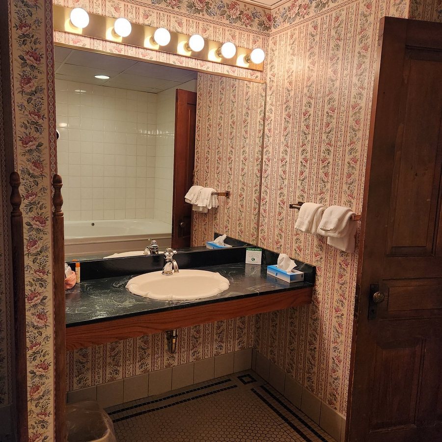 Bullock Hotel — Bathroom