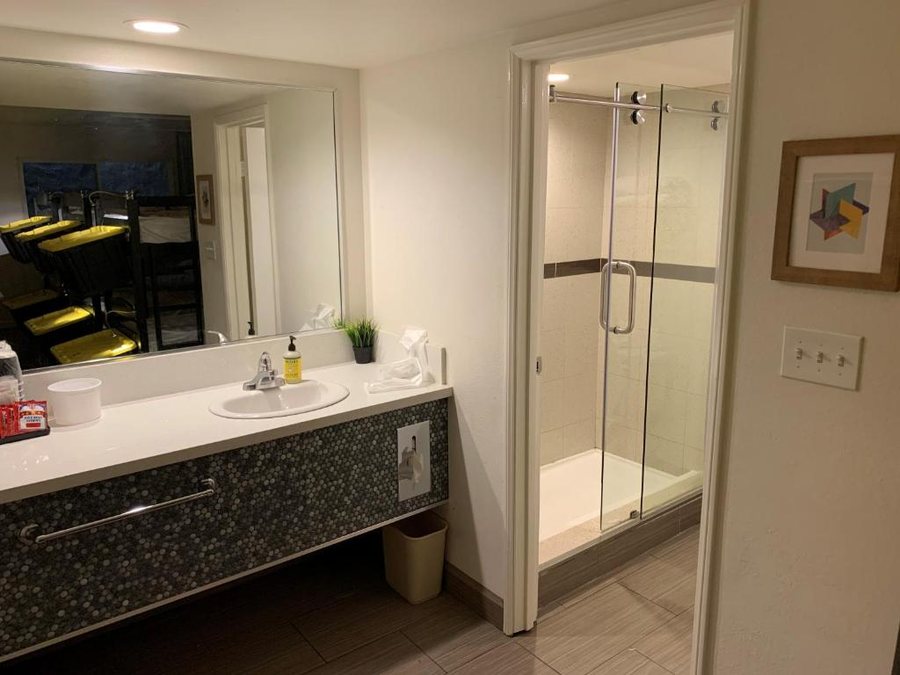 Bungalows Hostel Las Vegas Nevada — Bathroom