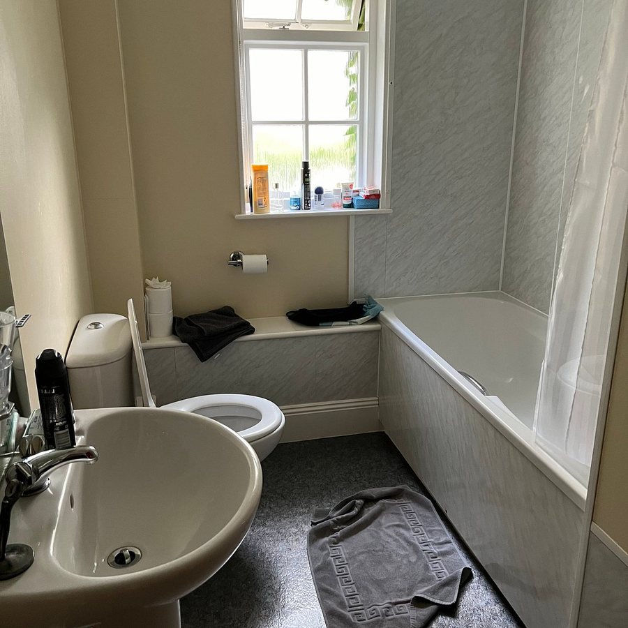 Bunkhouse Motel — Bathroom