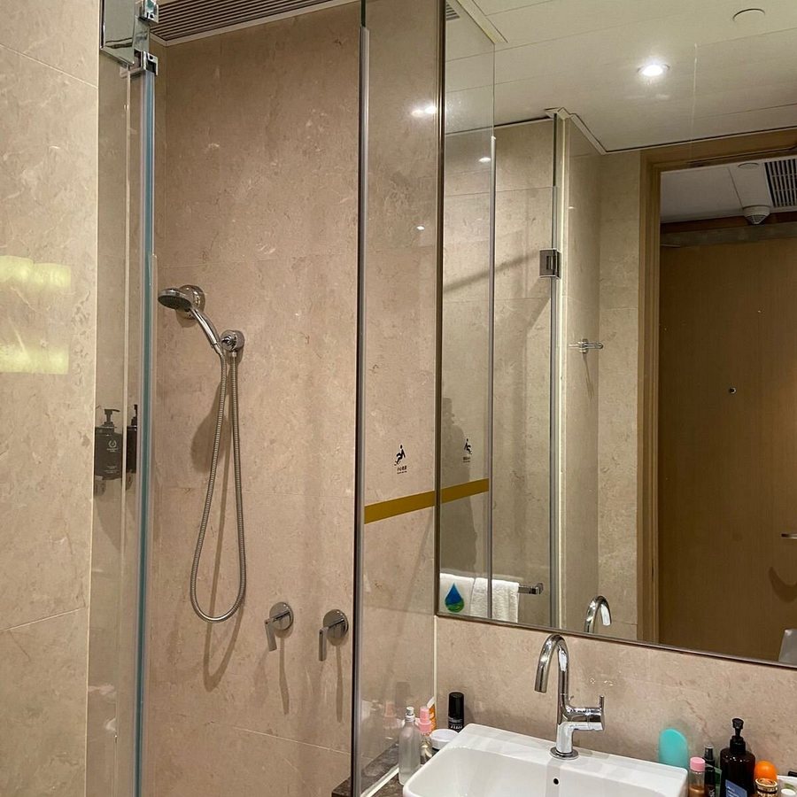 Burlington Hotel — Bathroom