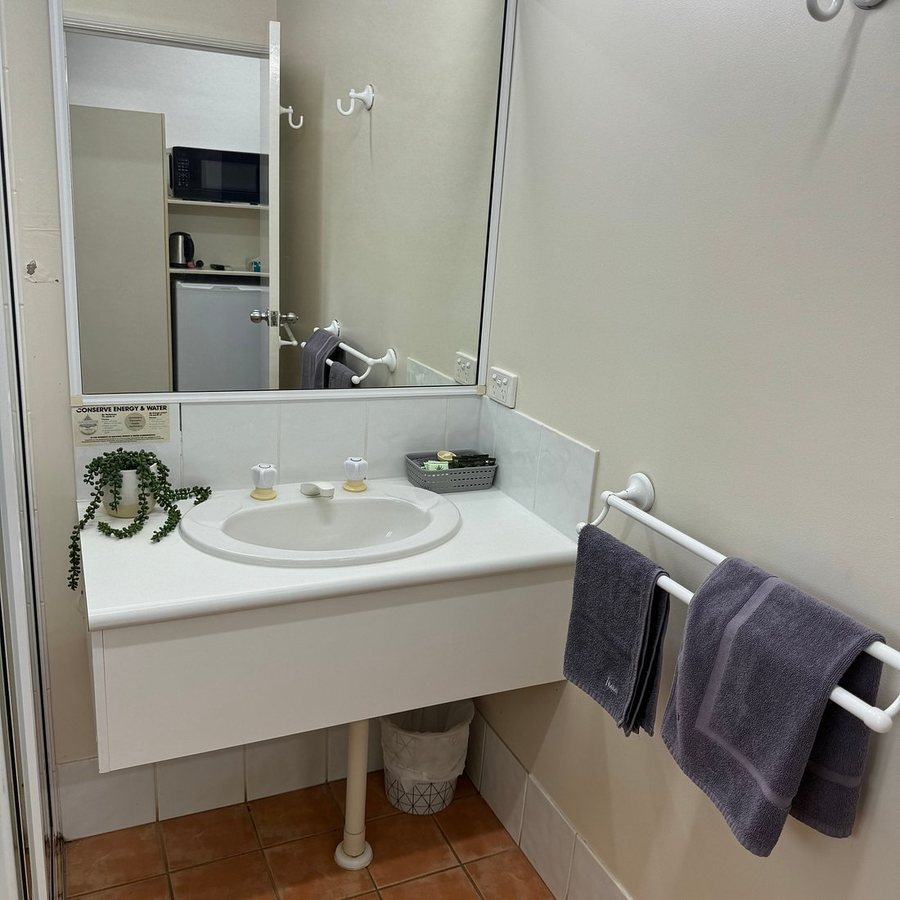 Burra Motor Inn — Bathroom