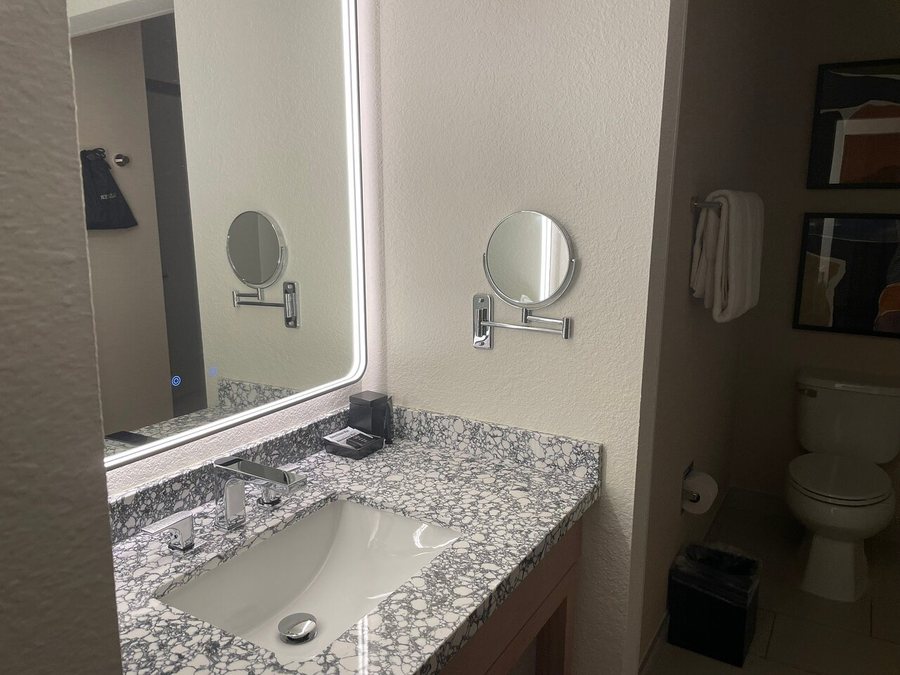 Burton House Beverly Hills A Tribute Portfolio Hotel — Bathroom