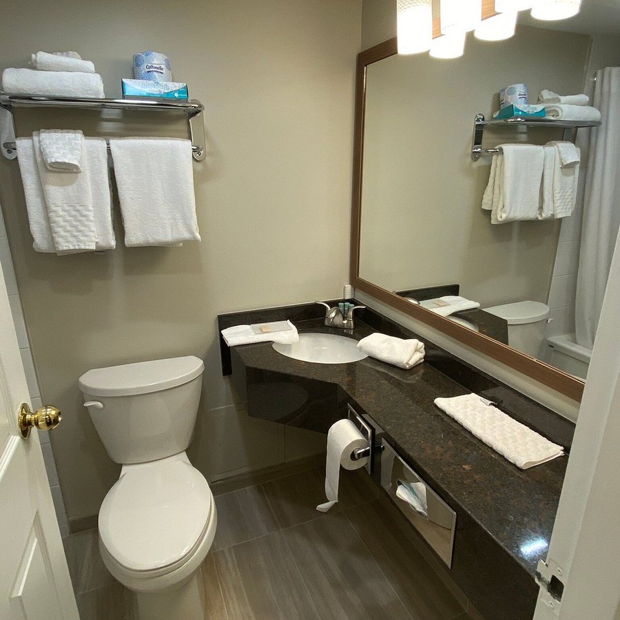 Butler Inn — Bathroom