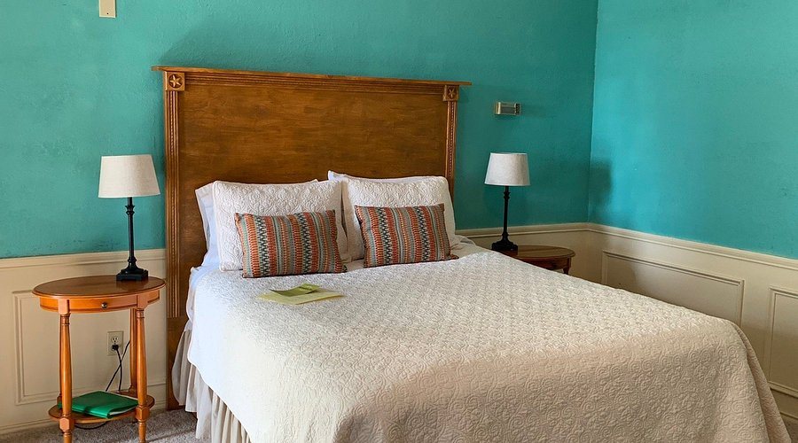 Butterfield Inn Main Street Cottages — Guest room