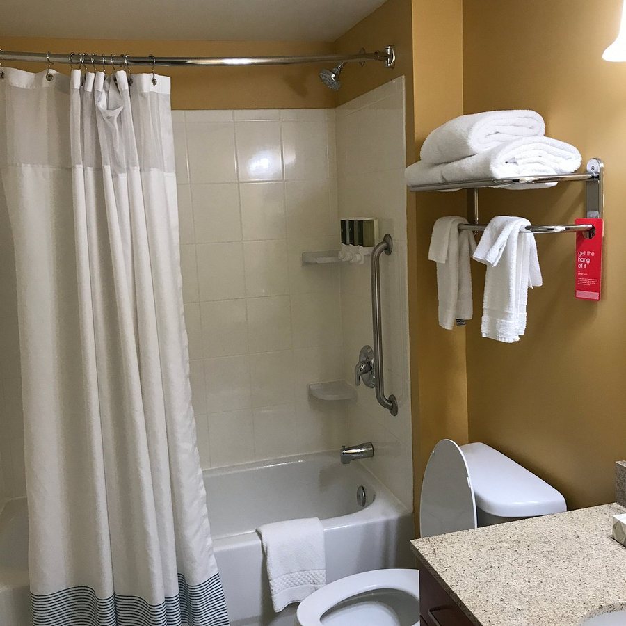 BWI Airport Marriott — Bathroom