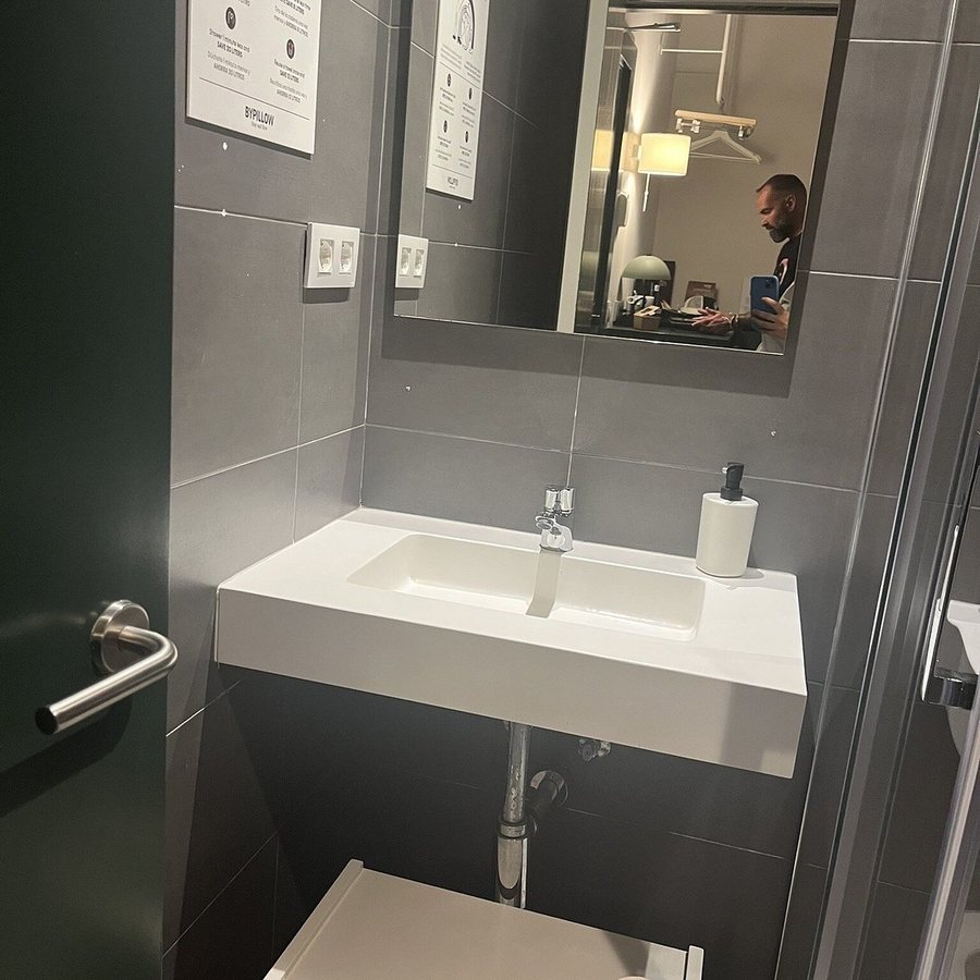 BYPILLOW Mothern Barcelona Catalonia — Bathroom