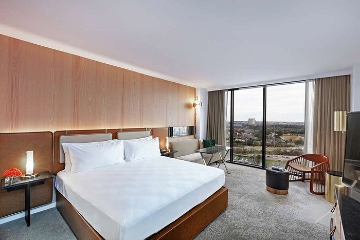 C Baldwin Curio Collection by Hilton — Guest room