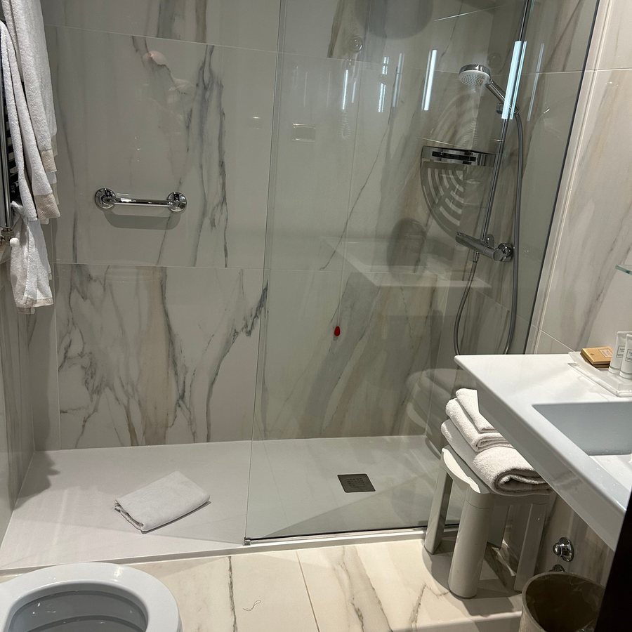 C hotels Concorde — Bathroom