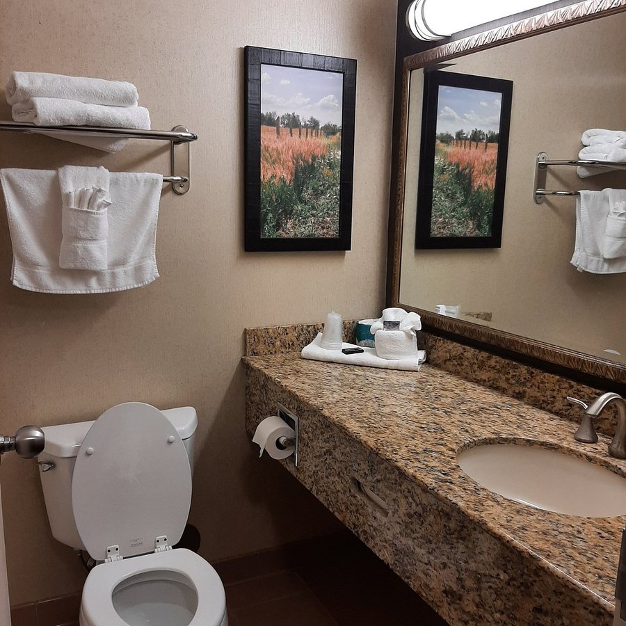 C mon Inn Grand Forks — Bathroom