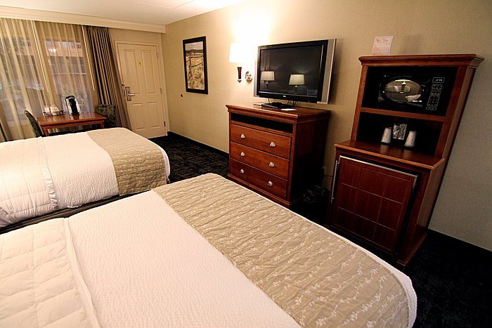 C mon Inn Grand Forks — Guest room