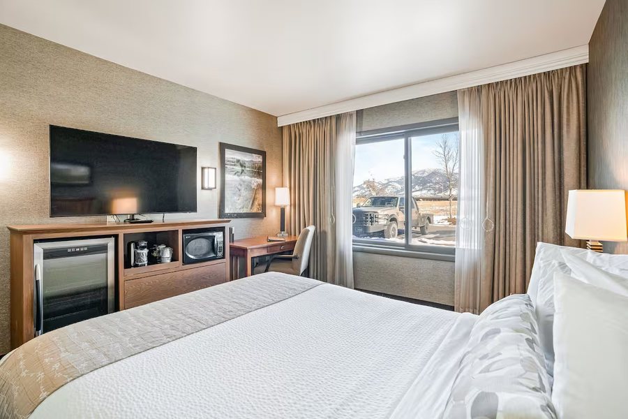 C mon Inn Hotel Suites — Guest room