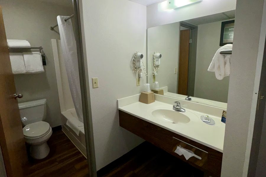 C mon Inn — Bathroom