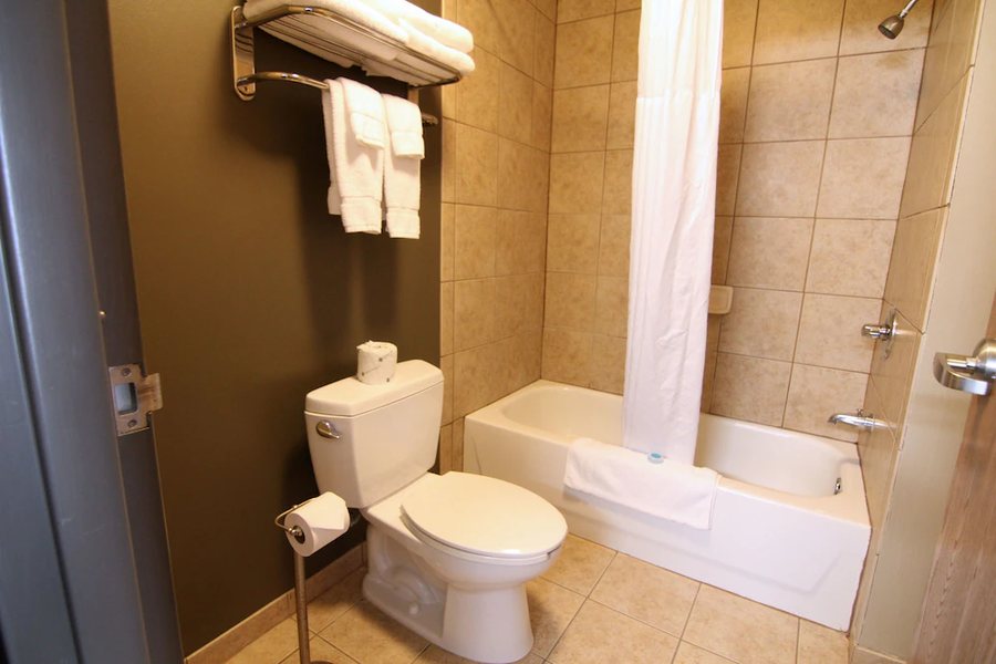 C mon Inn of Casper — Bathroom