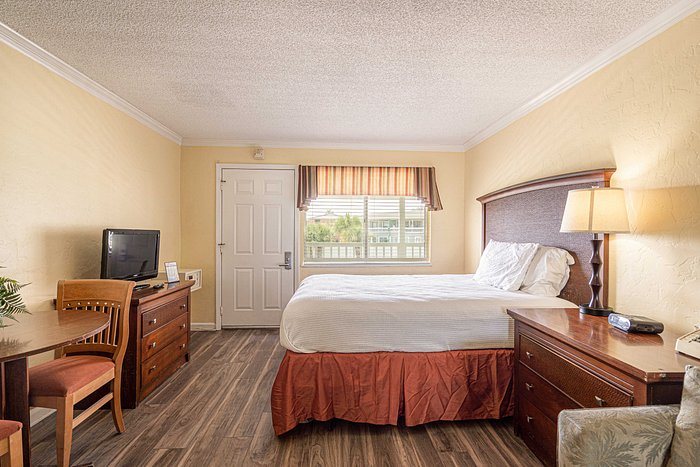 Cabana Club — Guest room