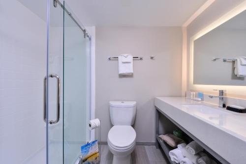 Cabana Shores Hotel — Bathroom