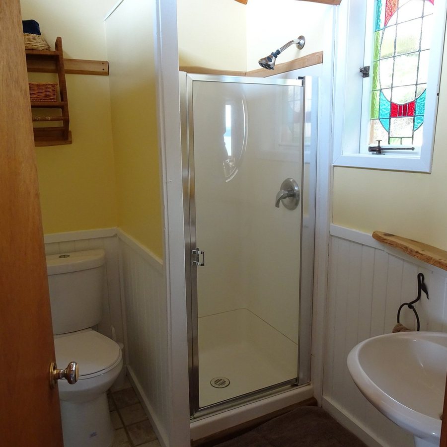 Cabin Creek Landing Bed Breakfast — Bathroom