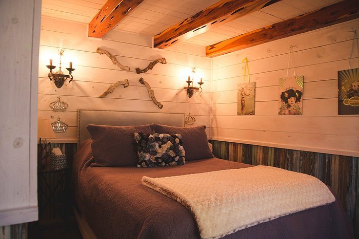 Cabins at Red Rock — Guest room