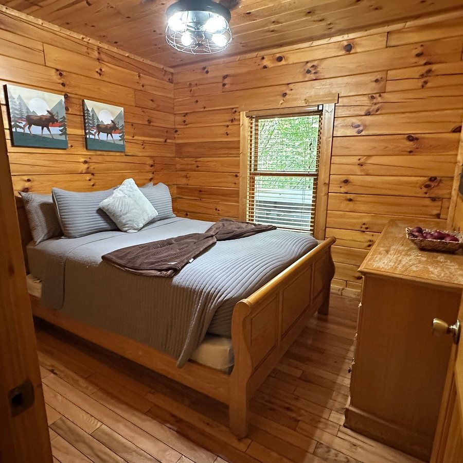 Cabins by the Caves — Guest room