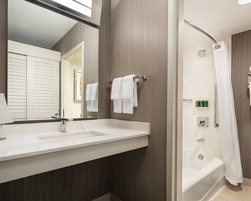 Cable Car Court Hotel — Bathroom