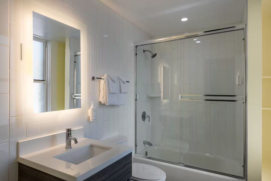Cable Car Hotel — Bathroom